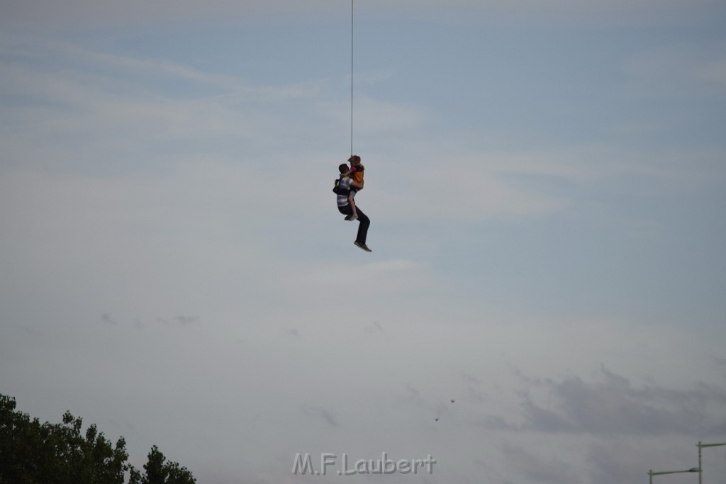 Koelner Seilbahn Gondel blieb haengen Koeln Linksrheinisch P662.JPG - Miklos Laubert